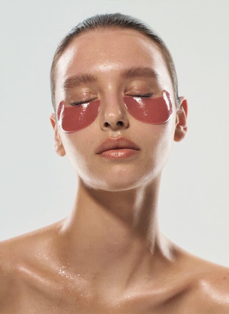 Modelo usando Parches de Ojos PDRN Retinal