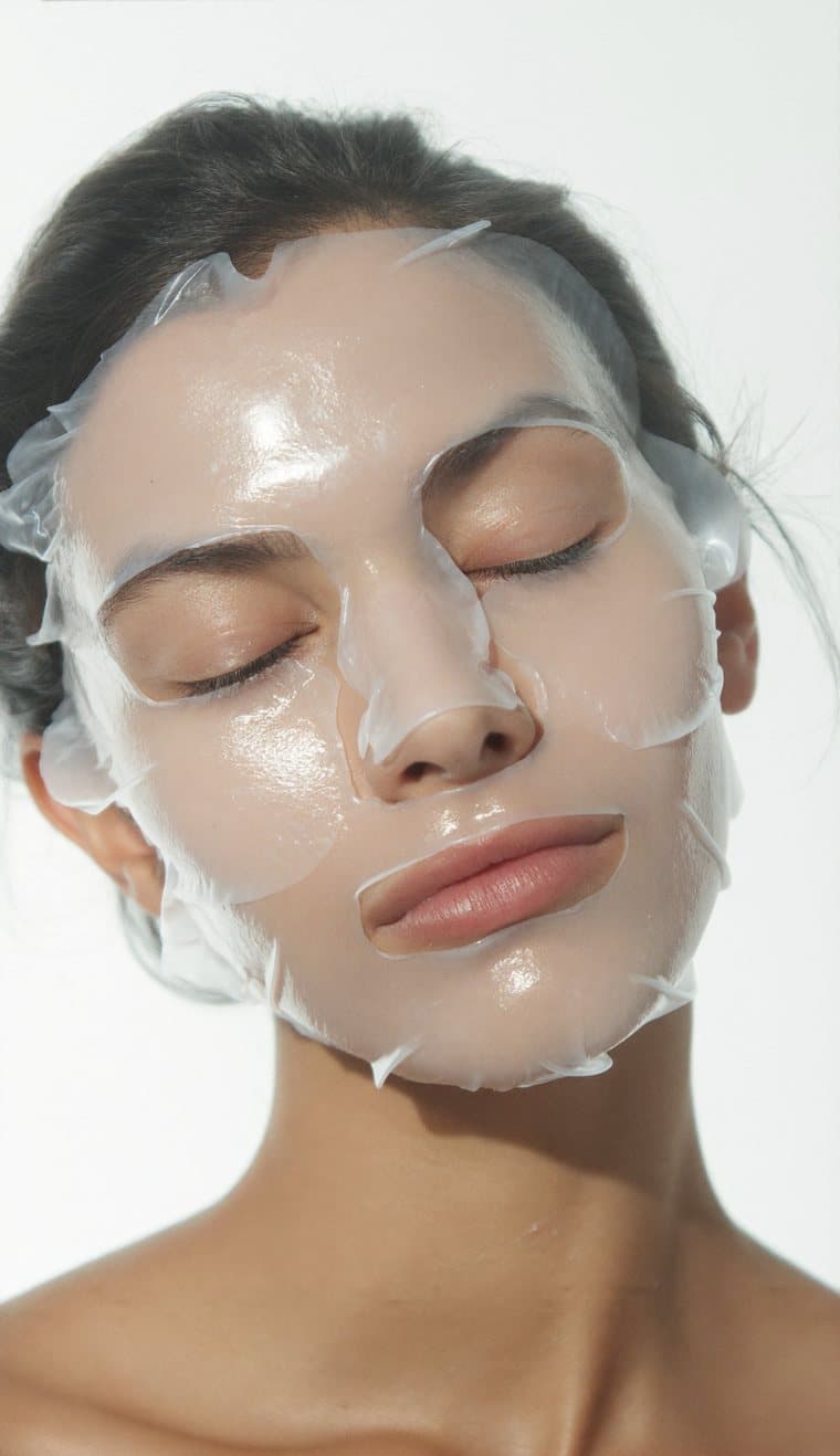 Modelo usando Mascarilla Bio-Colágeno Real Deep