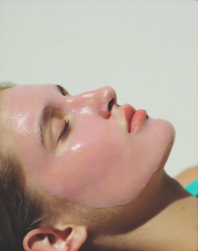 Modelo usando Mascarilla PDRN Pink Collagen Gel