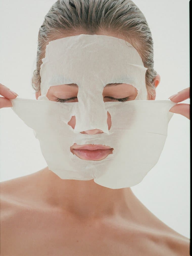 Modelo usando Mascarilla N.M.F — antes del maquillaje