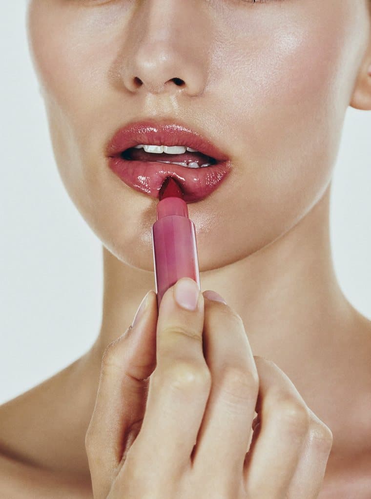 Modelo usando Lip Sleeping Mask Berry